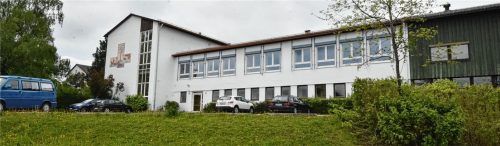 Der Ostflügel der Otfried-Preußler-Schule wird abgerissen, dort entstehen sechs neue Klassenzimmer mit Nebenräumen für die Grundschule und eventuell eine neue Aula für Grund- und Mittelschule. Foto Schlecker