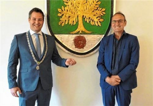 Der scheidende Bürgemeister Alois Salzeder (rechts) übergibt die Bürgermeisterkette an Christian Weyrich. Foto Re