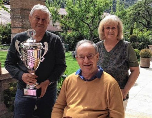 Der sichere Fahrer Matthias Rahm (links) mit Edith und Wolfgang Berthaler. Das Foto entstand bei einem privaten Treffen noch vor den Corona-Beschränkungen.Foto re