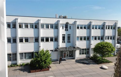 Nach einem Cyber-Angriff lahmgelegt: der Standort Rosenheim des Büromöbelherstellers Steelcase.Foto re