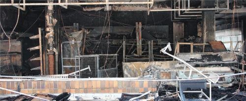 Der total zerstörte Laden am Waldkraiburger Sartrouville-Platz wird wieder hergerichtet. Das habe der Vermieter zugesagt, so Ladeninhaber Hüseyin A., der selbst nicht fotografiert werden will. Vor 15 Jahren hatte sein Vater mit dem Geschäft angefangen.Fotos  Fib/Eß/Firma Nutz