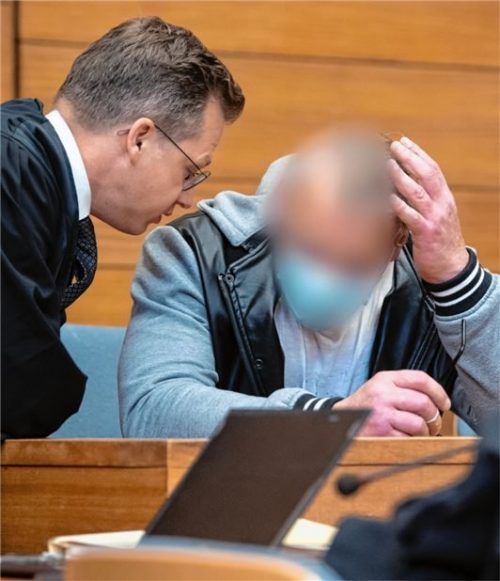 Der wegen Totschlags angeklagte 49-Jährige (rechts) sitzt vor Prozessbeginn zusammen mit seinem Anwalt Timo Westermann im Sitzungssaal im Landgericht auf seinem Platz. Foto dpa