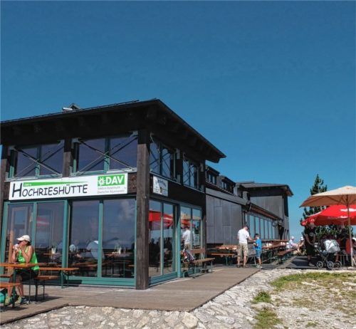 Die Almhütten dürfen wieder öffnen, Bergwanderer können einkehren. Auf der Hochrieshütte gibt es aber aus organisatorischen Gründen vorerst nur einen To-go-Betrieb. Foto re