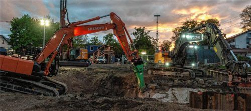 Die Bagger beim „Abriss-Ballett“: Binnen drei Stunden ist von der Unterführung kaum noch etwas zu sehen. Vorn rechts im Bild ragen aus der „Arbeitsplattform“ einige Köpfe der 13 Meter hohen Spundwände heraus, die tief unter das ehemalige Straßenniveau gedrückt wurden. Fotos  Thomae