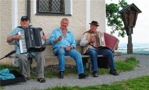 Die drei Freunde (von links) Ernst Wolfsöldner (72), Ernst Aschenwald (73, beide aus Rosenheim) und Hans Huber (75) aus Großkarolinenfeld haben sich an der Aussichtskapelle am Samerberg getroffen, um die vielen Ausflügler am Vatertag mit etwas Musik zu unterhalten. Foto Kircher