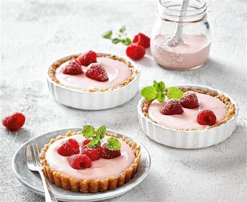 Die Füllung der kleinen Tartes besteht aus einer Vanille-Frischkäse-Creme mit Himbeerpüree. Foto Deli Reform