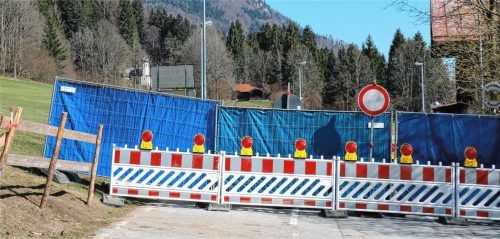 Die Grenze in Sachrang von der Tiroler Seite aus mit Blick nach Norden.Foto rehberg