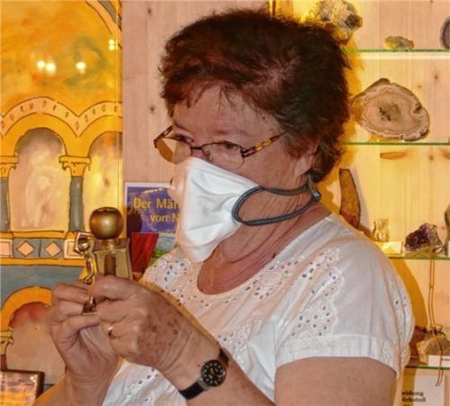 Die Gründerin des Puppentheaters, Dorle Dengg, zeigt eine Nachbildung eines römischen Riemenhalters für einen Streitwagen. Foto Hoffmann