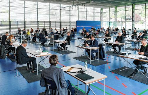 Die konstituierende Sitzung des Kreistags fand in der Sporthalle des Gymnasiums Bruckmühl statt.Foto Leder