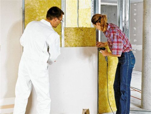 Die Montage von Zwischenwänden kann in Eigenleistung erfolgen, kellerspezifische Arbeiten sollten Bauherren aber in die Hände von Fachbetrieben legen. Foto GÜF/Partnerbau Braun