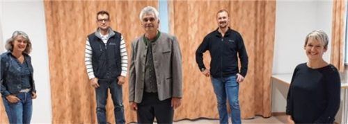 Die neuen Gemeinderäte (von links): Irmingard Parzinger, Markus Weiß, Bürgermeister Johann Murner (PFB), Johann Schuster, Stefanie Kästner (von links).Foto Stübl
