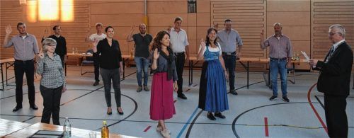 Die neuen Gemeinderäte werden vereidigt: Der neue Bürgermeister Bernhard Summerer von Söchtenau nahm Johannes Ottinger, Theresia Schöberl, Martin Baumann, Maximilian Forstner, Alexandra Gramer, Lorenz Liegl, Gudrun Weber, Christoph Huber, Waltraud Polz, Wolfgang Loferer und Dietrich Krebs (von links) bei der konstituierenden Sitzung am Donnerstagabend den Eid ab.Fotos blum