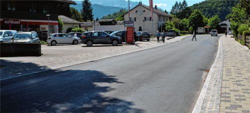 Die Rosenheimer Straße in der Gemeinde Oberaudorf wurde im letzten Jahr generalsaniert. Durch die Fahrbahnerneuerung würden Autofahrerdirekt zum Rasen angehalten, so einige Anwohner.Foto lotter