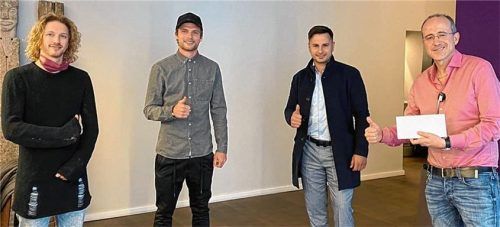 Die Sechziger-Spieler Moritz Moser, Christoph Wallner und Danijel Majdancevic übergaben eingesammelte Spenden an Finanzvorstand Sandro Sacco (von links).