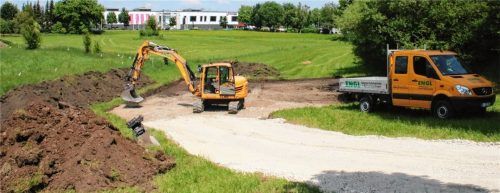 Die Sportanlage südlich der Staatsstraße bekommt Zuwachs in Form der neuen Parkour- und Calisthenics-Anlage. Die Baustellenzufahrt wird später wieder begrünt. Foto  Riediger