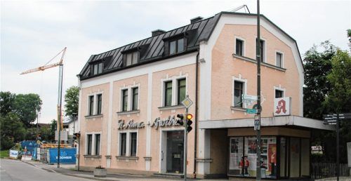 Die Stadt Kolbermoor hat das Gebäude 2013 erworben, jetzt sollen dort Büro- und Geschäftsräume sowie vier Wohnungen entstehen. Foto Riediger