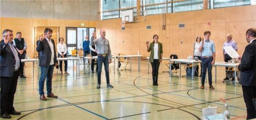 Die Vereidigung der neuen Rotter Gemeinderäte fand in der Turnhalle statt, wo die Abstandsregelungen am besten eingehalten werden konnten.