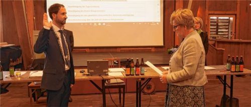 Die Vereidigung von Bürgermeister Christoph Vodermaier (FWGR) war Aufgabe von Irmgard Wagner (SPD). Sie ist zwar neu im Gremium, aber das älteste Mitglied des Gemeinderates und brachte die Vereidigung souverän über die Bühne.Fotos Kirchner
