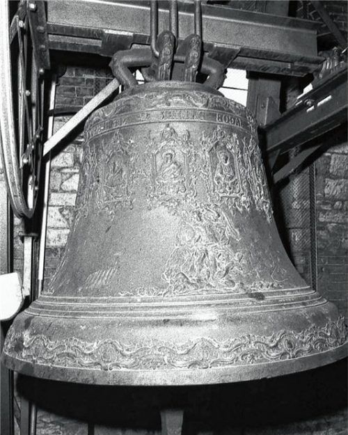 Die verzierte Rohrdorfer Apostelglocke sollte 1942 in den Schmelztiegel wandern. reisner