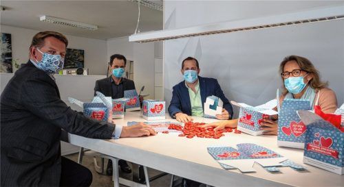 Die Vorstände von Werbering und BDS Mangfalltal packen die Schokoherzen: Thorsten Leidag-Hartlmaier, Michael Weber, Jan Musselmann und Christine Knoll (von links). Foto  Alexander Walter