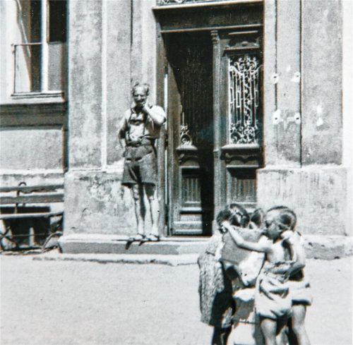 Dieses Foto, das zwischen 1945 und 1950 entstand, ist das einzige, das die Kolbermoorer Knabenschule mit Schülern zeigt, das Anton Hamberger hat. Abgebildet ist der Schulhausmeister der Knabenschule Herr Perseitz – „er war bei allen Schulbuben sehr beliebt“. Ein Foto aus Schulzeiten von sich selbst hat Hamberger nicht: „Daran war in den 40er-Jahren nicht zu denken.“ Fotos re