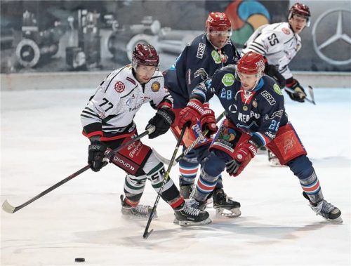 Dominik Kolb (vorne rechts) verteidigte im Januar noch für Selb gegen Rosenheim – jetzt ist er der erste Starbulls-Neuzugang für die kommende Saison.Foto Wiedel