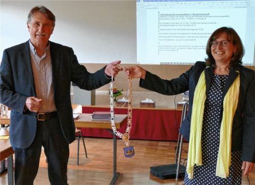 Dr. Herbert Heiml übergibt Petra Jackl, seiner Nachfolgerin im Bürgermeisteramt, die Amtskette. Fotos  Bachmaier