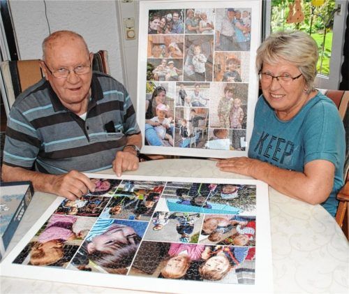 Ein altes Hobby haben Ferdinand und Veronika Schnurer wieder für sich entdeckt: Puzzle legen. Damit sie während der Corona-Krise Enkel und Urenkel nah sein können, gab es von den Kindern eine Fotocollage als Puzzle. Foto  Wagner