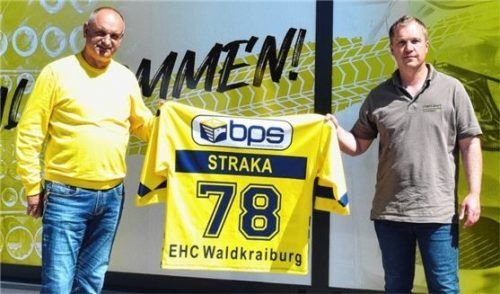 Ein begehrtes Auktionsobjekt: Der Präsident des EHC Waldkraiburg Wolfgang Klose (links) überreicht das Trikot an den Meistbietenden, Helmut Starflinger. Foto Del Grosso