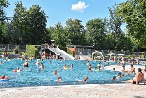 Ein Bild aus coronafreien Tagen: Besucher im Rosenheimer Freibad. Foto Schlecker