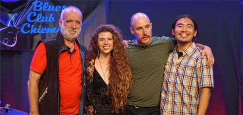 Ein Bild wie aus den guten alten Tagen, dabei ist es gerade mal acht Monate alt. Horst Schmidmayer mit Sängerin Hannah Wicklund und der Band „The Stepping Stones“ auf der Bühne im Rimstinger Feuerwehrhaus.Foto kirchner