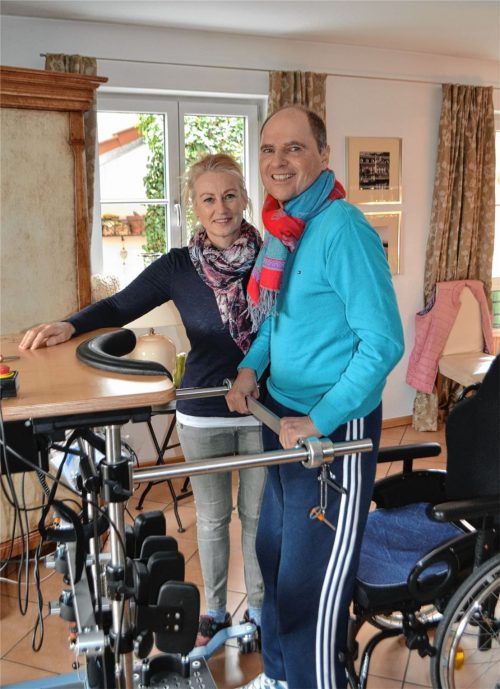 Ein großer Fortschritt: Andi Grimm trainiert zu Hause in Kolbermoor mit seiner Frau Tina das Stehen. Foto woitsch