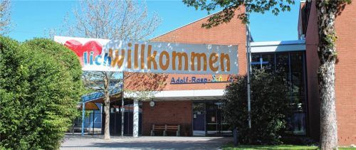 Ein großes Transparent hieß die Viertklässler am gestrigen Montag bei ihrer Rückkehr nach acht Wochen an die Adolf-Rasp-Schule willkommen. Fotos  Riediger