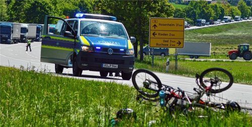 Ein Liegeradfahrer hatte gestern Mittag plötzlich gesundheitliche Probleme und stürzte auf der Parallelstraße neben der B15 auf der Höhe von Kirchreith ins Bankett. Der 55-Jährige aus dem Raum Wasserburg wurde reanimiert, konnte aber nicht gerettet werden. Er verstarb am Nachmittag im Krankenhaus Rosenheim. Foto Barth