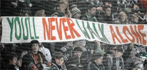 Ein Plakat der Starbulls-Fans aus früheren Jahren, das gerade in der momentan sehr schwierigen Zeit sehr aktuell ist. Für die Hilfe der Fans bedankt sich auch Starbulls-Vorstand Marcus Thaller. ARCHIVFOTO ZIEGLER