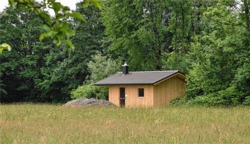 Ein Unterschlupf für Kobolde ist östlich der Kuglmoosstraße entstanden. Die Kinder der „normalen“ Gruppen des Kindergartens Regenbogen schauten sich schon mal an, wo die kleinen Kollegen der Waldkindergruppe demnächst herumtoben werden. Foto Schlecker