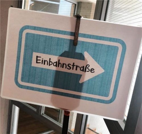 Einbahnstraße: Damit sich die Schüler so wenig wie möglich begegnen, gibt es eine Wegmarkierung.