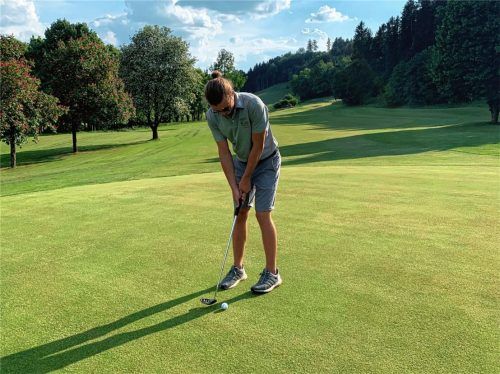 Eine Idylle, die jetzt wieder genossen werden kann: 660 Mitglieder zählt der Golfclub Höslwang. Seit Montag, 18. Mai, ist das Putten wieder möglich. Lucas Neumann, Auszubildender zum Sport- und Fitnesskaufmann, übt den Abschlag. Fotos kirchner