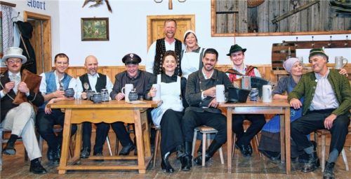 Eine „Live“-Übergabe war in Anbetracht der Corona-Situation nicht möglich, daher ein Schnappschuss, der nach der letzten Aufführung von „Die Bayerische Prohibition“ entstand.Foto re