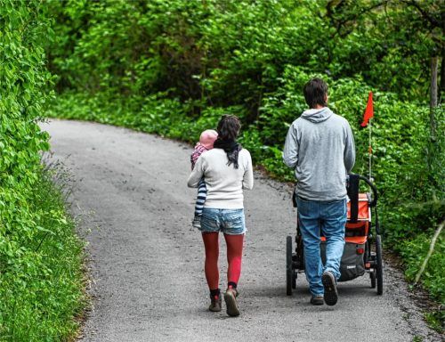 Endlich wieder raus: Für viele Familien sind die Lockerungen der Corona-Beschränkungen ein wahrer Segen, um der Enge daheim zu entkommen.Foto DPa