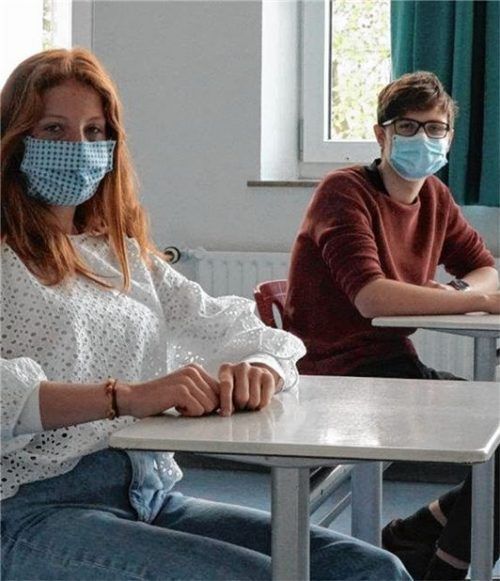 Enfernte Tischnachbarn Anne Eifert und Leo Rechel machen Abitur am Sebastian-Finsterwalder-Gymnasium.