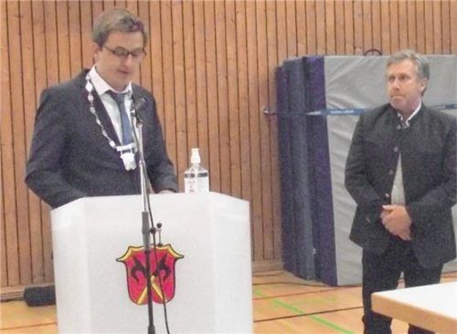 Erster Bürgermeister Christoph Schneider nimmt dem neu gewählten Zweiten Bürgermeister Walter Sattelberger den Amtseid ab (rechts).Foto Riedl