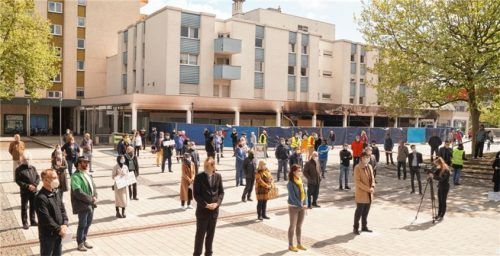 Etwa 50 Teilnehmer kamen zur Mahnwache auf den Sartrouville-Platz, unter ihnen Landrat Max Heimerl, Bürgermeister Robert Pötzsch, die Bundestagsabgeordnete Sandra Bubendorfer-Licht, Altbürgermeister Siegfried Klika, Pfarrer Simon Stritar in Vertretung der Kirchen, Stadträte, Mitglieder des Netzwerks „Mühldorf ist bunt“ und der türkischen Gemeinde Waldkraiburg.Fotos  Grundner
