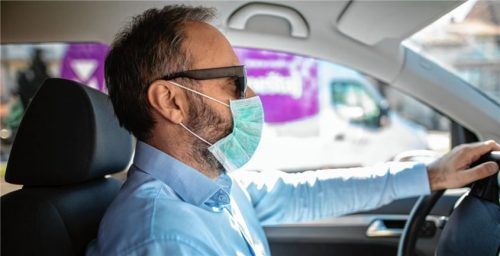 Fahrer sollten besser keine Maske tragen. Foto ProMotor/iStock.com/Miodrag ignjatovic