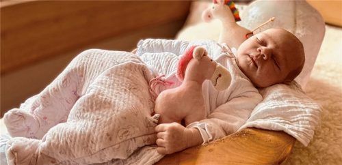 Felicia Rosina, die Glückbringende: Claudia und Jürgen Oberschätzl aus St. Christoph, Steinhöring, freuen sich sehr über ihren Sonnenschein Felicia Rosina. Das Mädchen hat in Wasserburg das Licht der Welt erblickt. Bei ihrer Geburt war sie 54 Zentimeter groß und wog 3565 Gramm. Foto re