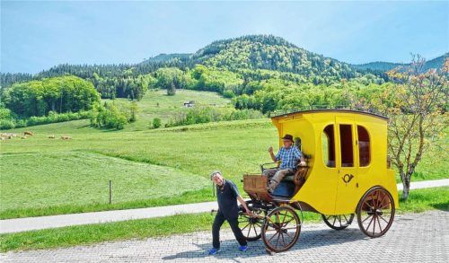Filmregisseur Klaus Bichlmeier (links) und Postkutschenbauer Michael Sattlberger bei einer ersten „Probefahrt“ amSamerberg.