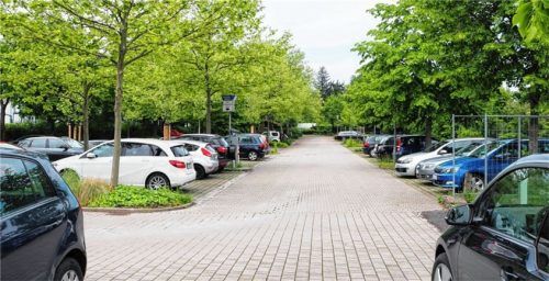 Freie Parkplätze Fehlanzeige: An der Klepperstraße findet man selten einen Parkplatz. Das könnte sich bald ändern. In einem Antrag fordert die CSU-Stadtratsfraktion den Bau eines Parkhauses. Foto Aerzbäck