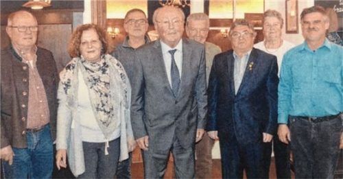 Führen nun den Seniorenverein: (von links) Gerhard Nitsch, Doris Harasymiw, Stephan Ott, der bisherige Vorsitzende Gerhard Heisig, Karl Braun, der neue Vorsitzende Josef Fischer, Bärbel Krah und Johann Haag. Foto re