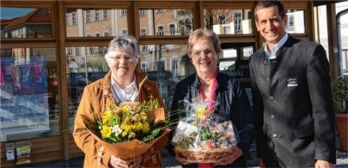 Gastgeberin Hannelore Monat (links) freut sich mit Stammgast Erltrud Vogel und Kurdirektor Peter Helfmeyer. Foto Ammelburger