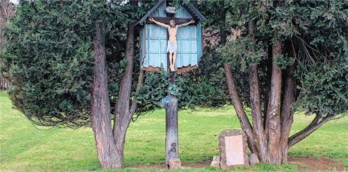 Gedenkstein für die Toten vom 3. Mai des Jahres 1945 in der Nähe des Anderl-Feldkreuzes in Frasdorf. Hier erinnert der Stein noch heute – liebevoll von der Bevölkerung gepflegt und stets mit Blumen und Kerzen geschmückt – an den3. Mai des Jahres 1945.Fotos Rehberg